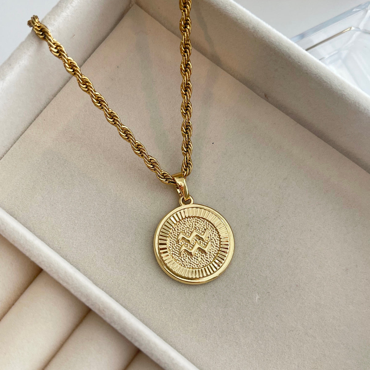 Gold zodiac necklaces Vaire Doré